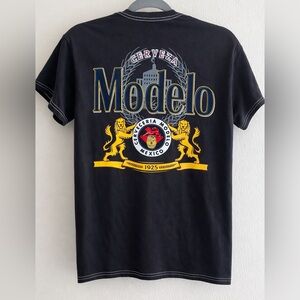 Modelo Black Graphic cotton T-Shirt